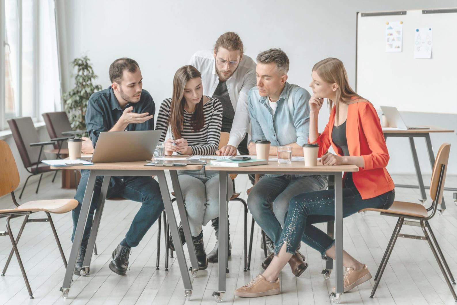 Famille planifiant ses finances ensemble autour d'une table